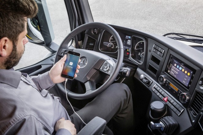 Weltpremiere bei Mercedes-Benz Lkw: Trendsetter Mercedes-Benz: Apple CarPlay™ und Android MirrorLink™ ab sofort auch im Lkw