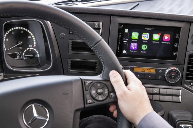 Weltpremiere bei Mercedes-Benz Lkw: Trendsetter Mercedes-Benz: Apple CarPlay™ und Android MirrorLink™ ab sofort auch im Lkw