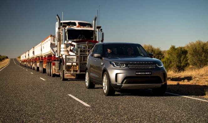 Land Rover Discovery przez 16 kilometrów holował ciągnik